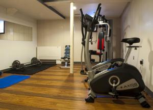 un gimnasio con cinta de correr y otros equipos en una habitación en Botel Marina, en Rijeka