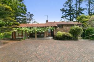 a brick house with a brick driveway at Solitary View in Wentworth Falls