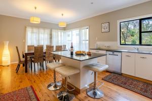 A kitchen or kitchenette at Scenic Cottage