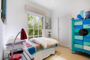 um quarto com uma cama e uma cómoda azul em White Cottage em Wentworth Falls