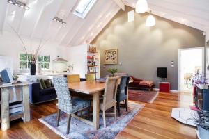 White Cottage في وينتورث فولز: غرفة معيشة مع طاولة وكراسي خشبية +8 صور