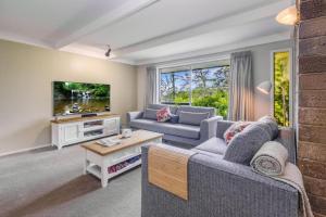 Χώρος καθιστικού στο Oak and Cedar