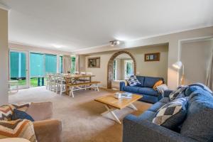 Χώρος καθιστικού στο Oak and Cedar