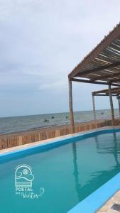 una piscina sulla spiaggia di Restaurante & Pousada Portal dos Ventos a Icapuí