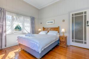 a bedroom with a large bed and a window at Keira Cottage in Katoomba