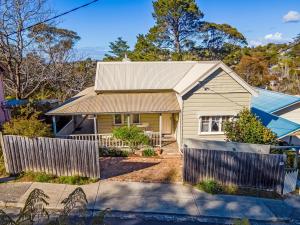 a house with a fence in front of it at Keira Cottage in Katoomba +16 photos