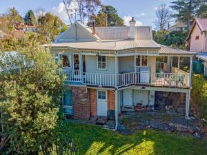 ein Bild eines Hauses mit Balkon in der Unterkunft Keira Cottage in Katoomba