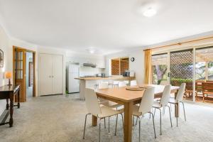 Una cocina y un comedor con mesa y sillas. en Minnehaha, en Katoomba