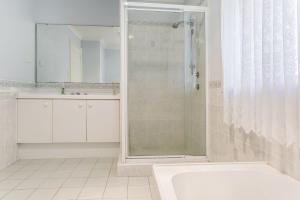 Un baño con ducha, lavabo y bañera. en Minnehaha, en Katoomba 9 fotos más