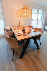 tavolo da pranzo con sedie e tavolo in legno di Frünn Stuuv a Ratzeburg