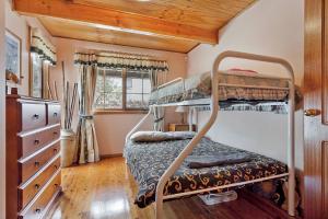 a bedroom with two bunk beds in a room at Observatory Cottage in Leura
