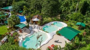 una vista aérea de una piscina en un complejo en Hotel & Hot Springs Sueño Dorado, en Fortuna