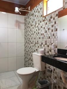 uma casa de banho com um WC e um lavatório em Recanto do Vale em Pirenópolis