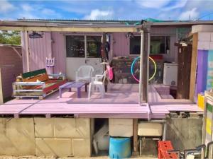 una casa que se está construyendo con una cubierta rosa en GUEST HOUSE SUMIRE - Vacation STAY 34298v, en Nago