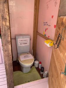 W niewielkim pokoju znajduje się łazienka z toaletą. w obiekcie GUEST HOUSE SUMIRE - Vacation STAY 34298v w mieście Nago