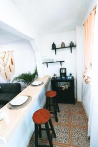cocina con 2 taburetes y barra en una habitación en Otoch Béek Calakmul, en Chicanna