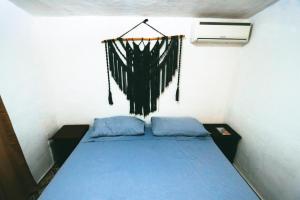 Otoch Béek Calakmul في Chicanna: غرفة نوم مع سرير مع شبك على الحائط