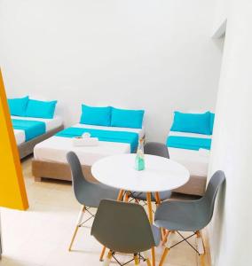 Pokój z łóżkiem, stołem i krzesłami w obiekcie Apartamento centro histórico 303-2 w mieście Cartagena de Indias
