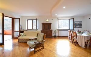een woonkamer met een tafel en stoelen en een bank bij 2 Bedroom Nice Apartment In Omegna in Omegna