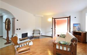 uma sala de estar com um sofá e uma mesa em 2 Bedroom Nice Apartment In Omegna em Omegna