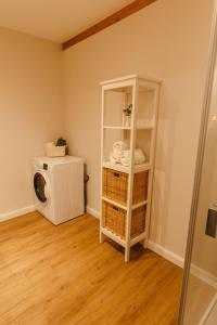 a laundry room with a washer and dryer at Frünn Stuuv in Ratzeburg