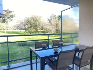 d'un balcon avec une table, des chaises et une grande fenêtre. dans l'établissement Appartement La Baule, 2 pièces, 4 personnes - FR-1-245-18, à La Baule