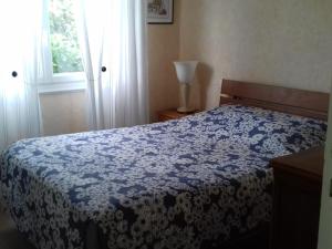 - une chambre dotée d'un lit avec une couverture bleue et blanche dans l'établissement Maison Belz, 3 pièces, 4 personnes - FR-1-397-52, à Belz