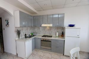 Kuchyň nebo kuchyňský kout v ubytování Apartment Lidija