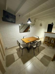Un comedor con mesa y sillas de madera. en Belgrano 360, en Tandil