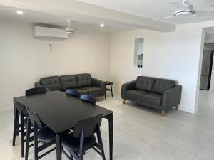 salon ze stołem, krzesłami i kanapą w obiekcie Beachside & Jetty View Apartment 2 -Skippers Apartment w mieście Streaky Bay
