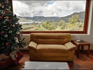 un soggiorno con un albero di Natale e un divano di Villa Rosario a Aquitania