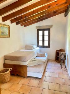 オルムトにあるBERGERIE PARADISU, Domaine de l Ogliastruの木製天井のドミトリールームのベッド2台分です。