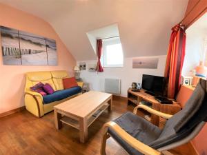 un salon avec un canapé et une table dans l'établissement Appartement centre Trégastel, proche plage, 2 chambres, parking - FR-1-368-380, à Trégastel