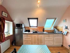 eine Küche mit einer Spüle und einem Kühlschrank in der Unterkunft Appartement Trégastel, 3 pièces, 3 personnes - FR-1-368-380 in Trégastel