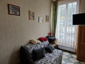 Fotografia z galérie ubytovania Appartement F1 BIS Hyper Centre, 4 couchages, ascenseur, face Casino, proche Thermes, idéal ski et cure - FR-1-415-141 v destinácii Mont-Dore