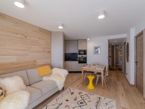 Televízia a/alebo spoločenská miestnosť v ubytovaní Bel appartement tout équipé proche des pistes - FR-1-563-131