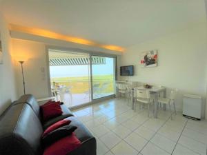 Fotografia z galérie ubytovania Bel appartement face mer avec piscine, à 2 pas de la plage - FR-1-652-32 v destinácii Saint-Jean-de-Monts