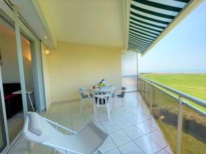 Fotografia z galérie ubytovania Bel appartement face mer avec piscine, à 2 pas de la plage - FR-1-652-32 v destinácii Saint-Jean-de-Monts