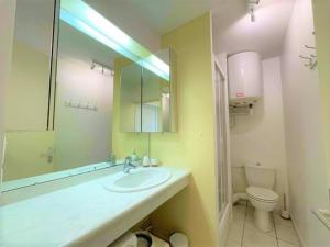 Fotografia z galérie ubytovania Bel appartement face mer avec piscine, à 2 pas de la plage - FR-1-652-32 v destinácii Saint-Jean-de-Monts + 9 fotografií