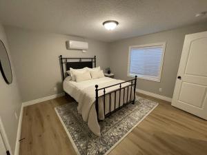 um quarto com uma cama com lençóis brancos e uma janela em Santaquin Canyon Mid-Term Rental--Your home away from home! em Payson