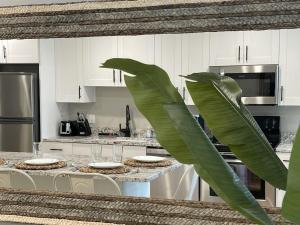 uma cozinha com armários brancos e um balcão com folhas de palmeira em Santaquin Canyon Mid-Term Rental--Your home away from home! em Payson