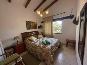 1 dormitorio con cama y ventana en Cabaña privada en Samaipata Getsemani JLO, en Samaipata