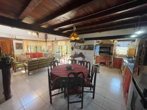 cocina y comedor con mesa y sillas en Cabaña privada en Samaipata Getsemani JLO, en Samaipata