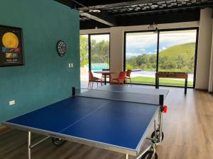 mesa de ping pong en una habitación con mesa en Moderna, tranquila y recreativa, en Ibagué