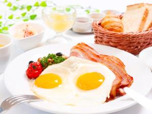 un plato de desayuno con huevos y tostadas en Fukui Hotel, en Obihiro