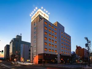wysoki budynek z oświetleniem na górze w obiekcie Fukui Hotel w mieście Obihiro