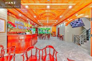 un restaurant avec un bar, des tables et des chaises dans l'établissement HANZ Cao Gia Hai Hotel, à Hô-Chi-Minh-Ville