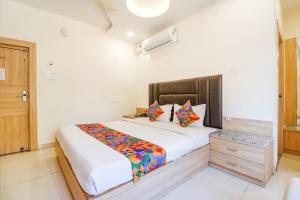 瓜廖爾的住宿－FabHotel Royal Aanandam，一间卧室,卧室内配有一张大床