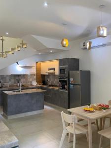 Una cocina o cocineta en E_UNA_NASA Dhabab Sea View