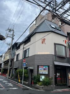 um edifício ao lado de uma rua da cidade em 雅 em Nishinotōindōri